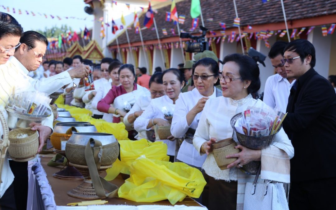 ຄະນະນຳ ສພຊ ເຂົ້າຮ່ວມພິທີຕັກບາດບຸນນະມັດສະການພະທາດຫລວງ