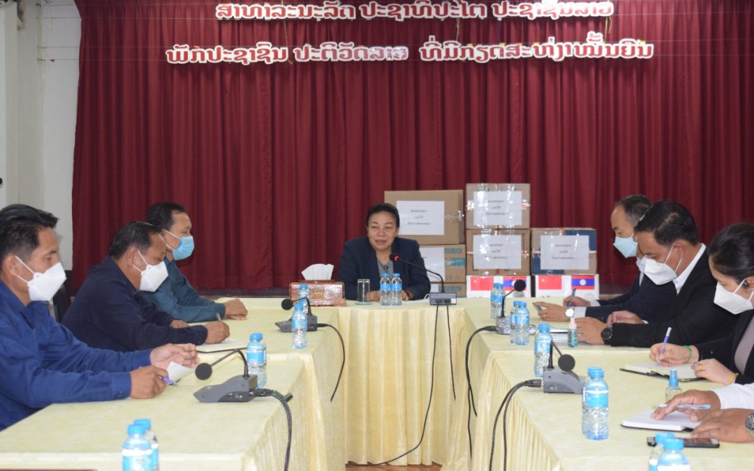 ຮອງປະທານສະພາແຫ່ງຊາດ ມອບເຄື່ອງຊ່ວຍເຫຼືອ ແລະ ອຸປະກອນໄອທີ ໃຫ້ແກ່ສະພາປະຊາຊົນແຂວງສະຫວັນນະເຂດ