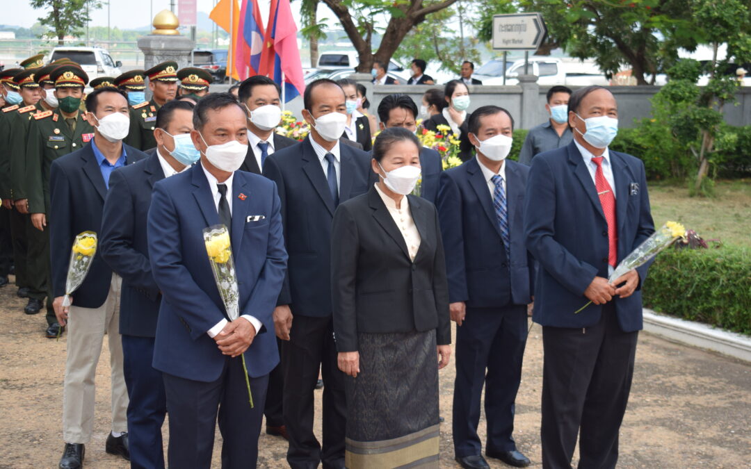 ສະພາປະຊາຊົນແຂວງ ສະຫວັນນະເຂດ ເຂົ້າຮ່ວມພິທີວາງກະຕ່າດອກໄມ້ ເນື່ອງໃນໂອກາດສະເຫຼີມສະຫຼອງວັນເກີດ ຄົບຮອງ 132 ປີ ຂອງປະທານໂຮ່ຈີມິນ