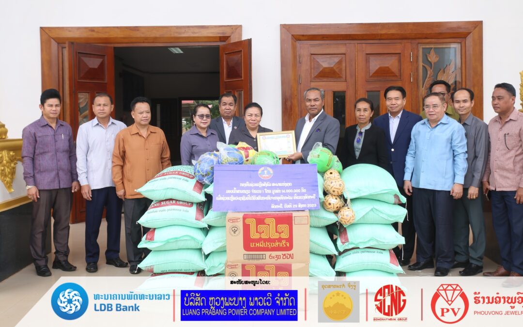 ມອບເຄື່ອງຊ່ວຍເຫຼືອ ແລະ ຢ້ຽມຢາມໂຄງການລົງທຶນຂອງຫວຽດນາມ