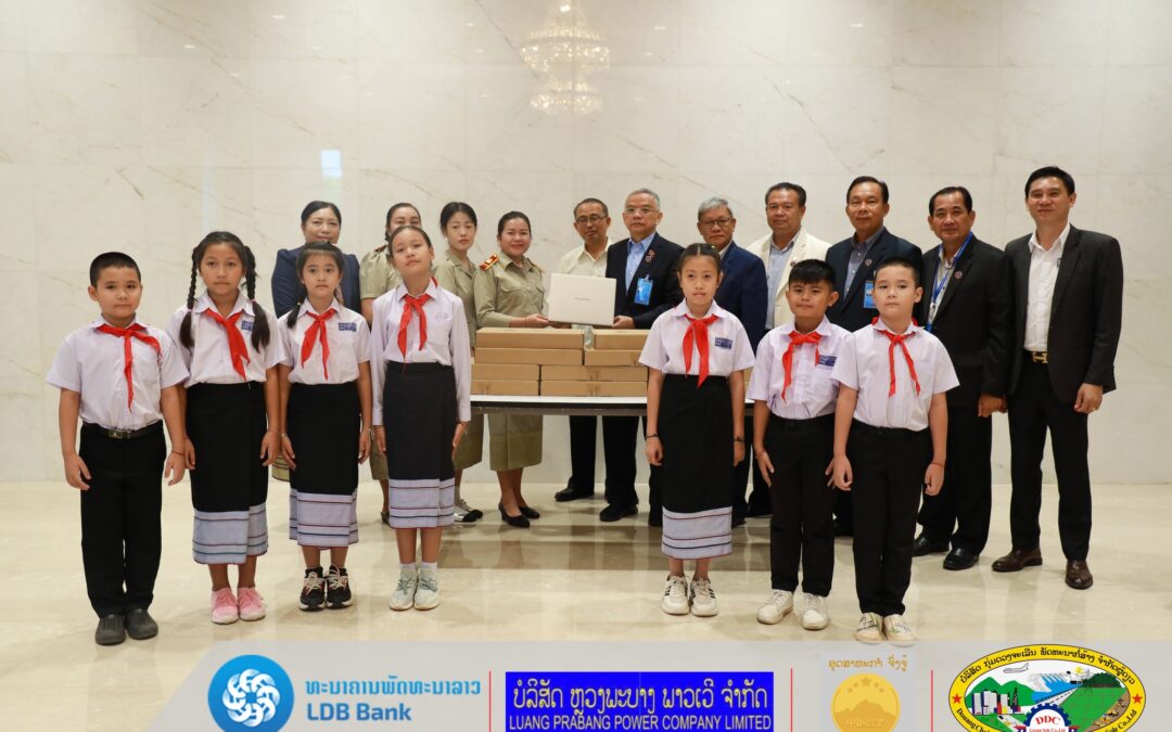 ຄະນະສັນຕິພາບ ແລະ ສາມັກຄີຂອງລາວ ມອບຄອມພິວເຕີໃຫ້ໂຮງຮຽນໜອງປີງ