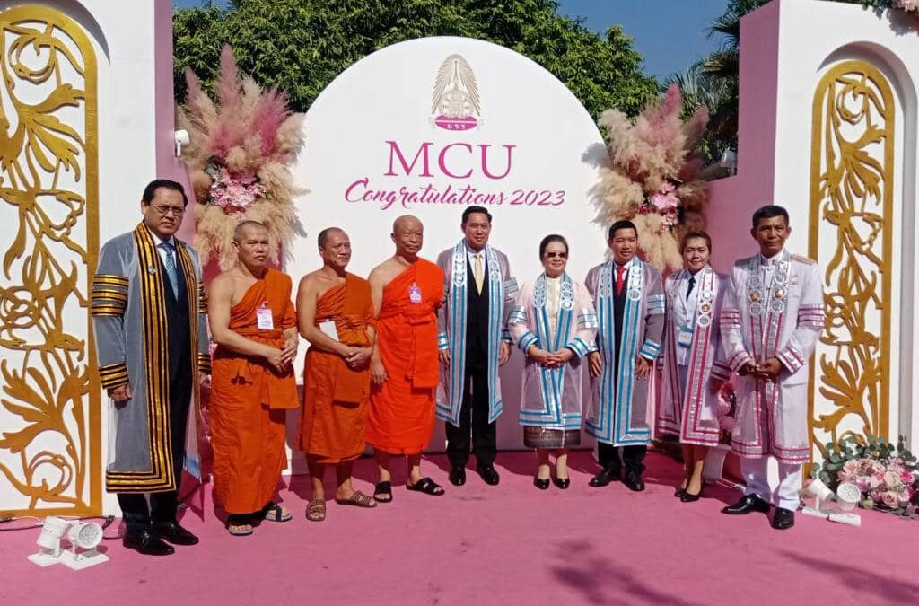 ພິທີມອບໃບປະກາດດຸດສະດີບັນດິດປະລິນຍາເອກກິດຕິມະສັກ ສາຂາ ການພັດທະນາສັງຄົມ