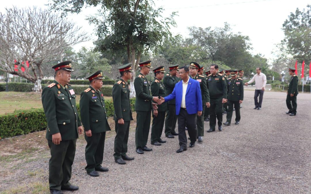 ຮອງປະທານສະພາແຫ່ງຊາດ ພົບປະໂອ້ລົມພະນັກງານຫຼັກແຫຼ່ງກອງພັນໃຫຍ່ທະຫານຮາບຍານເກາະທີ 11