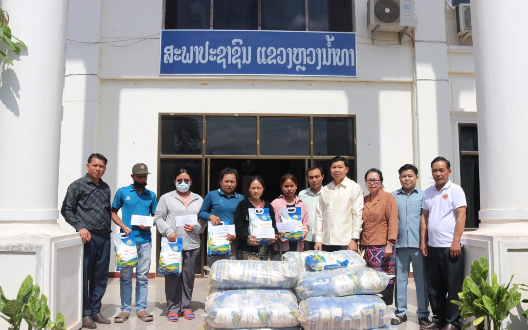 ສະພາປະຊາຊົນແຂວງ ຫລວງນ້ຳທາ ມອບເຄື່ອງຊ່ວຍເຫລືອໄພນ້ຳຖ້ວມທີ່ເຮືອນສຸໄຫລ