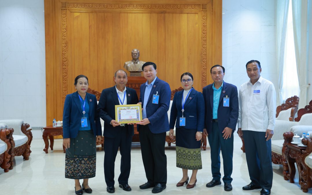 ສະພາປະຊາຊົນແຂວງ ຫລວງນ້ຳທາ ມອບໃບສົມມະນາຄຸນ