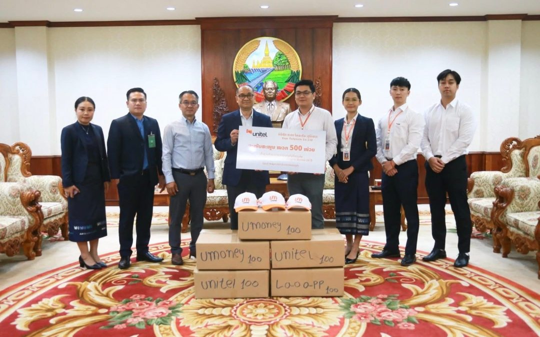 ມອບ-ຮັບໝວກ ເພື່ອຊຸກຍູ້ຂະບວນການແຂ່ງຂັນກິລາແລ່ນ
