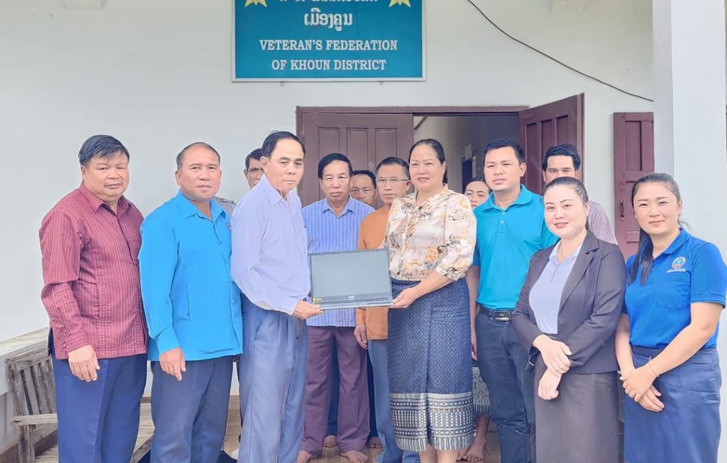 ສະມາຊິກສະພາແຫ່ງປະຈໍາເຂດເລືອກຕັ້ງທີ 9  ມອບຄອມພິວເຕີໃຫ້ຫ້ອງການສະຫະພັນນັກຮົບເກົ່າເມືອງຄູນ