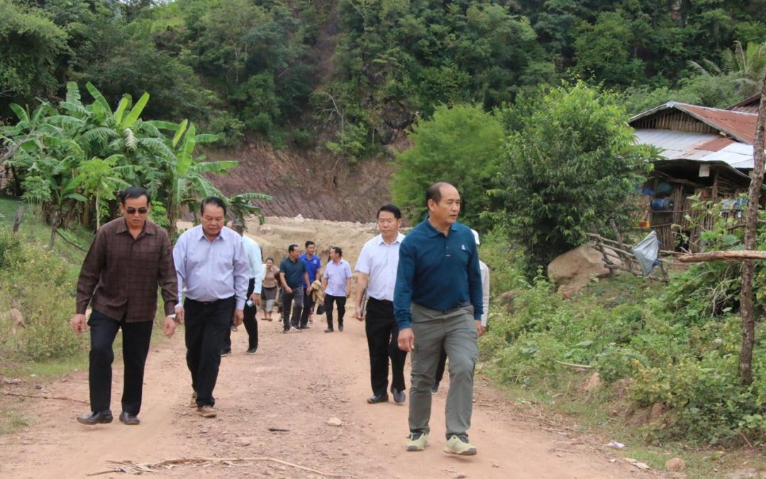 ປະທານສະພາປະຊາຊົນແຂວງຊຽງຂວາງມອບເຄື່ອງຊ່ວຍເຫຼືອໄພນ້ຳຖ້ວມ ຢູ່ບ້ານພຽງຫົ່ງເມືອງໜອງແຮດ