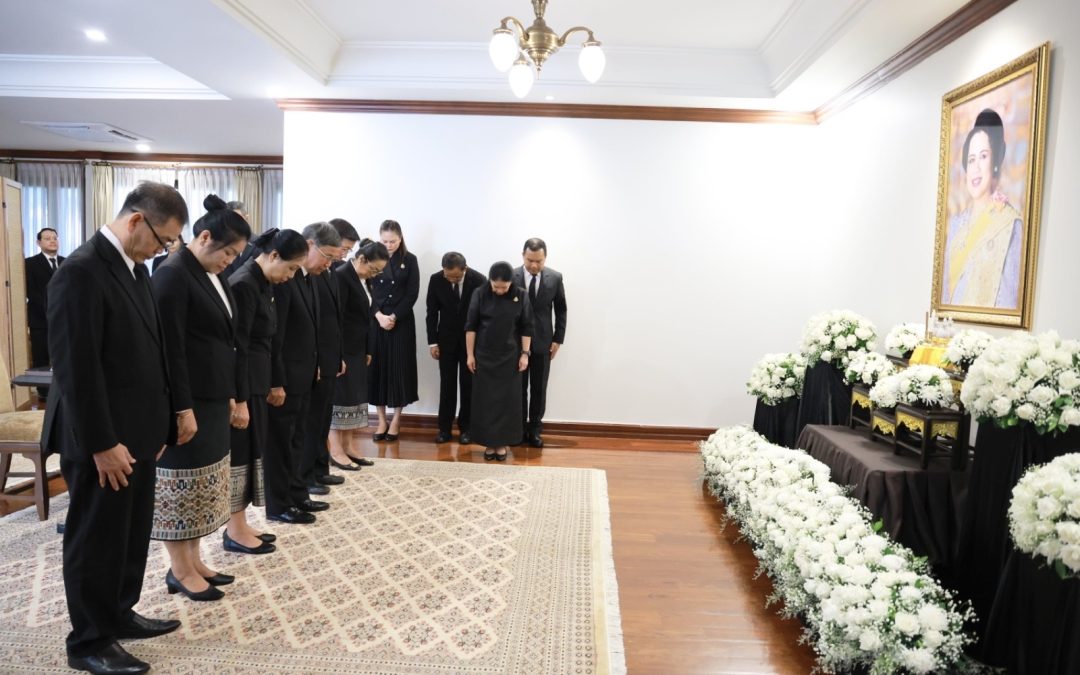 ສະພາແຫ່ງຊາດ ໄວ້ອາໄລເຖິງດວງວິນຍານຂອງສົມເດັດພຣະນາງເຈົ້າສີຣິກິດ ພຣະບໍລົມຊີນີນາດ ພຣະບໍລົມຣາຊະຊົນນະນີພັນປີຫຼວງ