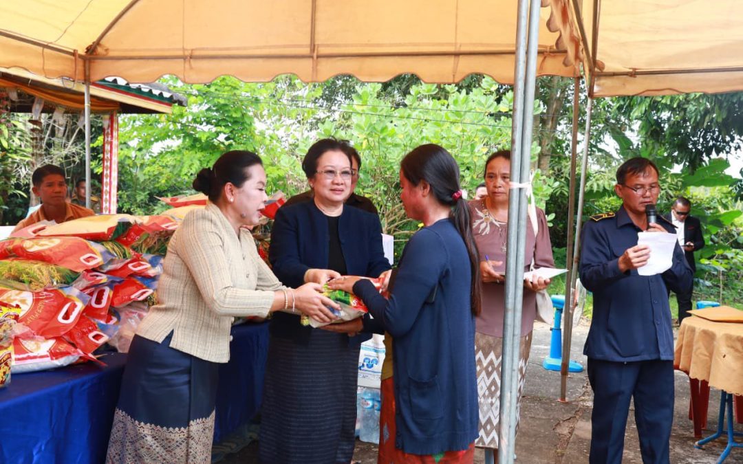 ພິທີມອບ-ຮັບເຄື່ອງໃຫ້ປະຊາຊົນບ້ານຫ້ອຍເດື່ອ