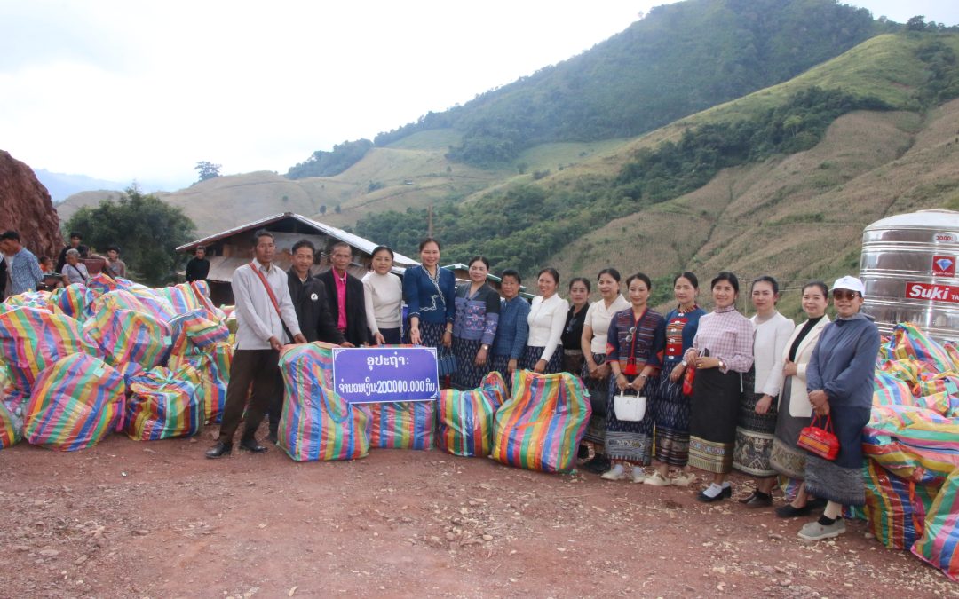 ການນຳແຂວງຊຽງຂວາງ  ແລະ ສະພາປະຊາຊົນແຂວງມອບເຄື່ອງຊ່ວຍເຫຼືອໃຫ້ບ້ານນ້ຳຮວຍ ແລະ ບ້ານກໍສ່ານ