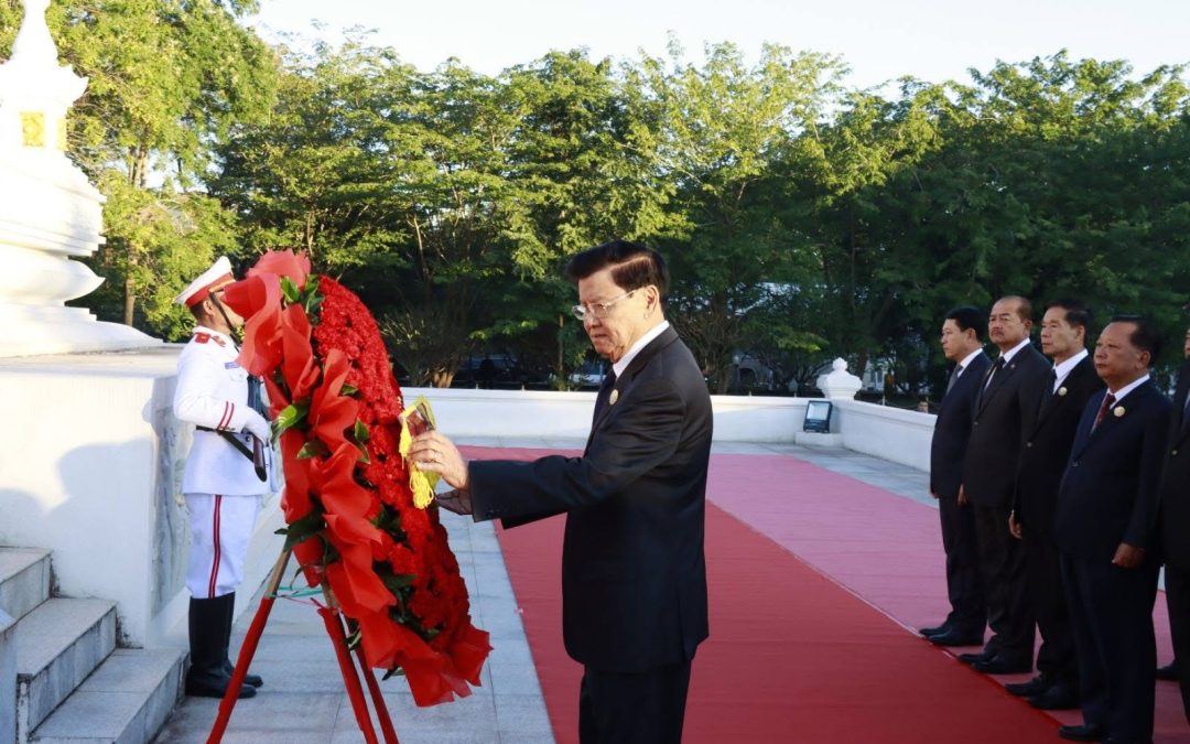 ການນຳພັກ-ລັດ ວາງພວງມາລາ ແລະ ກະຕ່າດອກໄມ້ ໂອກາດວັນຊາດ ຄົບຮອບ 50 ປີ