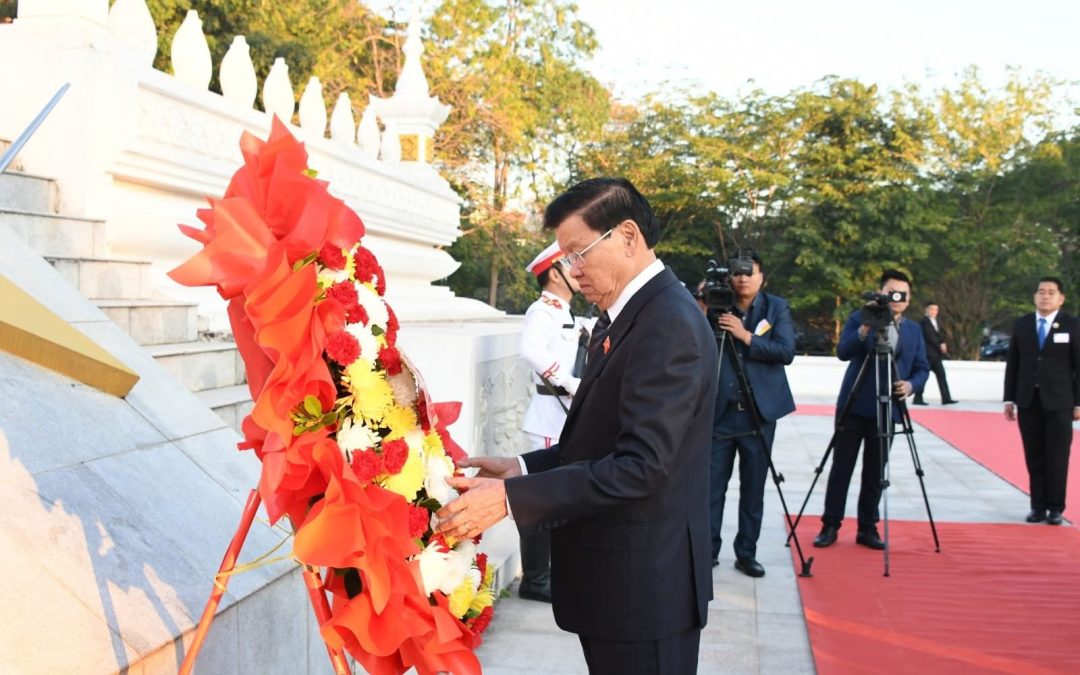 ວາງພວງມາລາ ແລະ ກະຕ່າດອກໄມ້ ຂໍ່ານັບຮັບຕ້ອນກອງປະຊຸມໃຫຍ່ຂອງພັກ