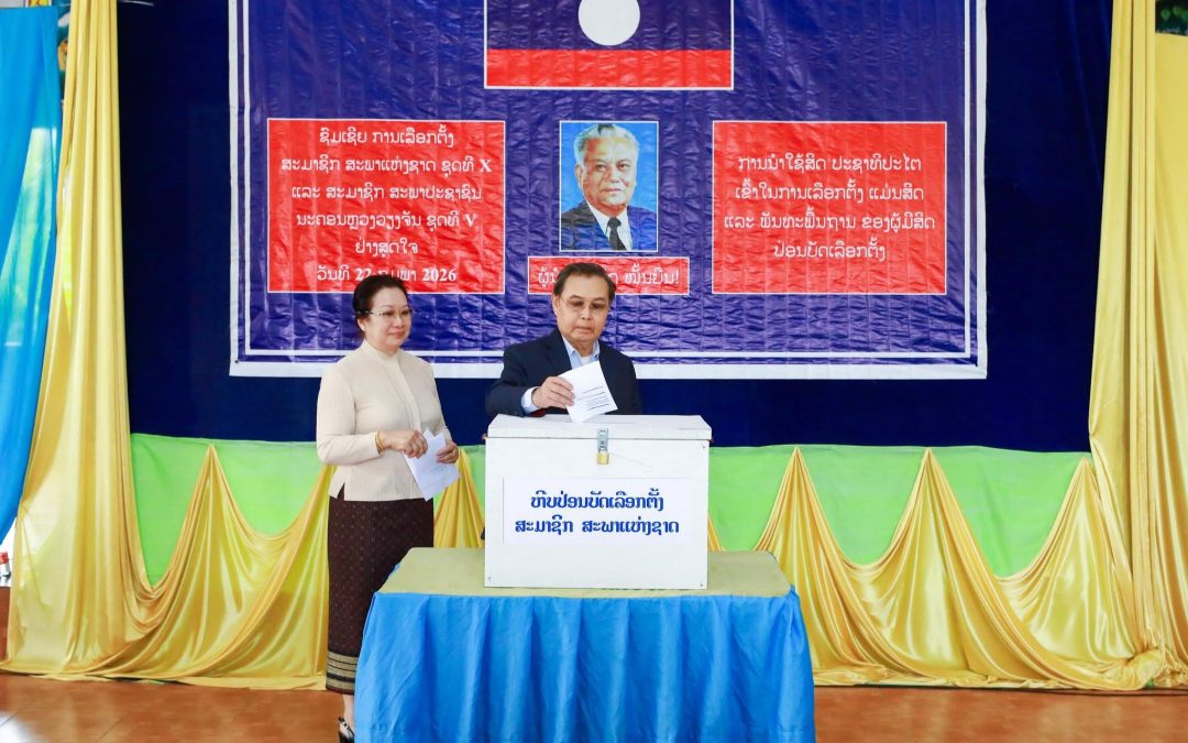 ປະທານສະພາແຫ່ງຊາດ ໃຊ້ສິດປ່ອນບັດຢູ່ໜ່ວຍເລືອກຕັ້ງທີ 23 ວັດສີບຸນເຮືອງ