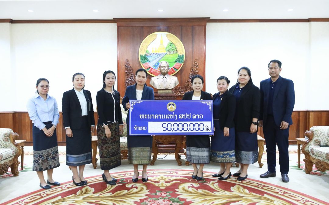 ພີທີມອບ-ຮັບເງິນໃຫ້ສະພາແຫ່ງຊາດ