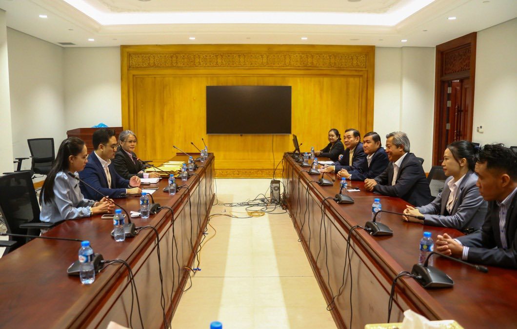 ມອບ-ຮັບໃບຍ້ອງຍໍໃຫ້ຜູ້ທີ່ຊ່ວຍປັບປຸງຫ້ອງມູນເຊື້ອ