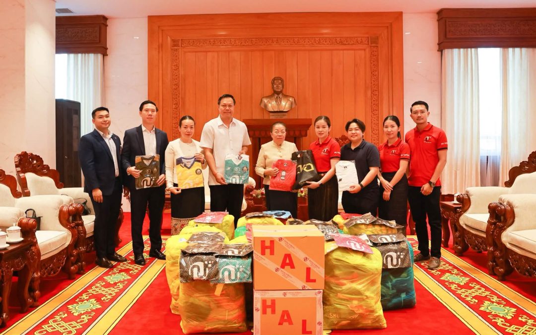 ພິທີມອບ-ຮັບເຄື່ອງຊ່ວຍເຫຼືອນັກຮຽນຢູ່ເຂດຫ່າງໄກສອກຫຼີກ
