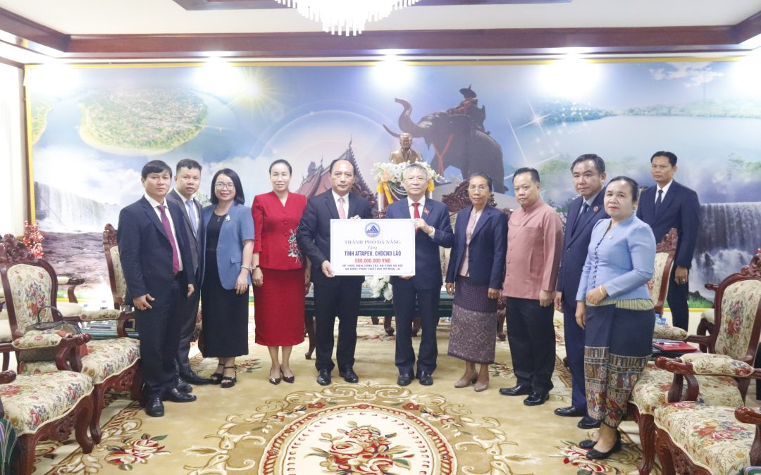 ເລຂາພັກ ແຂວງອັດຕະປື ຕ້ອນຮັບ ຄະນະຜູ້ແທນຂັ້ນສູງນະຄອນດານັງ