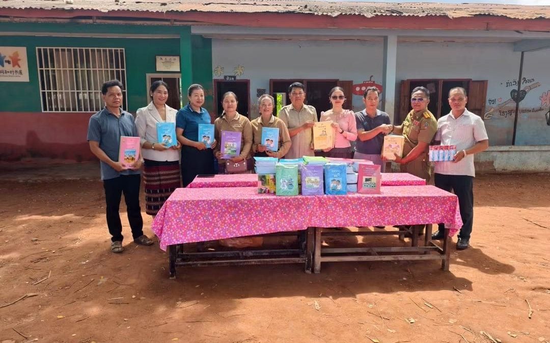 ສະພາປະຊາຊົນແຂວງມອບເຄື່ອງຊວ່ຍເຫຼືອໃຫ້ໂຮງຮຽນທີ່ຖືກຜົນກະທົບຈາກໄພພິບັດນໍ້າຖວ້ມ